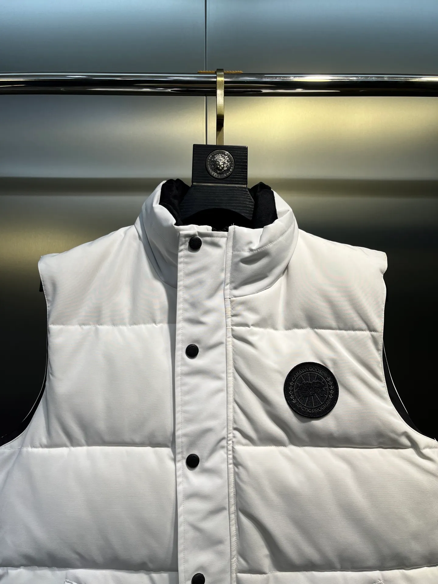 P380 🇨🇦Canada Goose""🇨🇦🌟 (Pure white non-refundable) Garson down vest has always been recognized as the warmest down jacket. Various Instagram celebrities, Internet celebrities, and celebrities often wear it for street photos. I make Canada Goose every year, but I still can't get rid of my love for it. No matter how cold the days are, there is no need to be afraid, because there is! Filled with 90% white duck down, it is the legendary warmest down jacket and is known as a must-have for Arctic outdoor sports! The most popular down jacket in the world, celebrities are rushing to buy it, it is a must-have!  Size: XS to 2XL